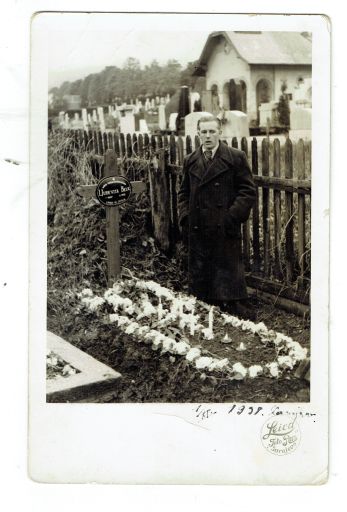 Zio Hanzi al cimitero di Sarajevo.
