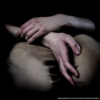 alessandra-roversi-con-le-mani-in-mano