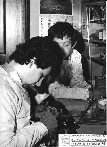 Apprendista odontotecnico, guardare per apprendere