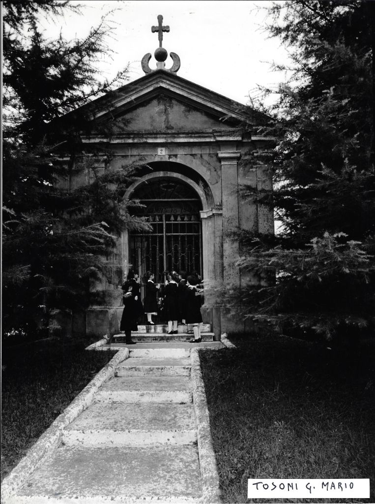 Bimbe in preghiera