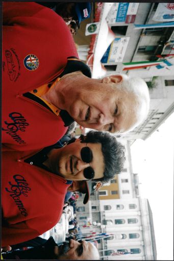 Vittorio Emanuele con l'amico prima della partenza