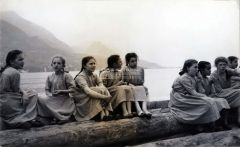 Gruppo di fanciulle al lago
