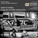 MOSTRA “LE VETRINE DELLA CONTRADA”   Gente di strada  fotografie di Fabio Cigolini BFI